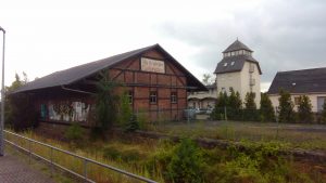 Alle Kraft  dem Fünfjahrplan - So steht es heute noch im Giebel eines Gebäudes am Bahnhof Bad Lausick