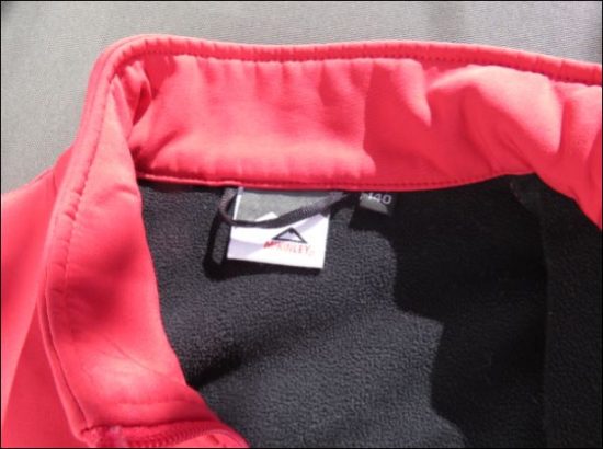 Etikett im Kragen der McKinley Softshelljacke