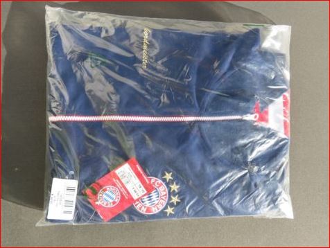 FC Bayern München Jacke Original Verpackt in Folie eingeschweißt. Nagelneu kaufen