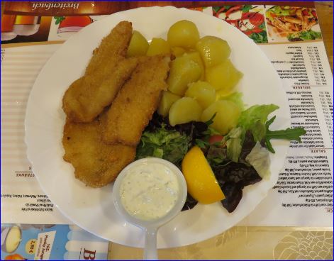 Paniertes Fishfilet mit gekochten Kartoffeln